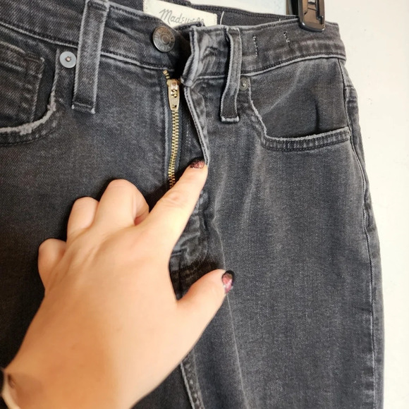 Madewell The Momjean in Raney Wash: Knee-Rip Edition. Size 25 - Picture 9 of 14